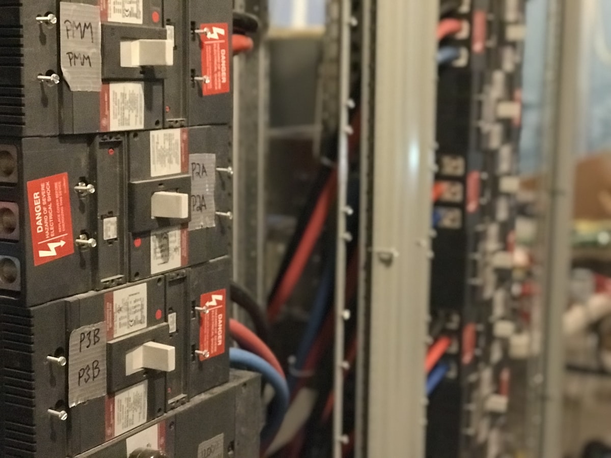 Rader med elektriske koblingsanlegg og sikringsskap i et elektrisk rom i et næringsbygg, målerlaget AI-verktøy for energistyring leser fra