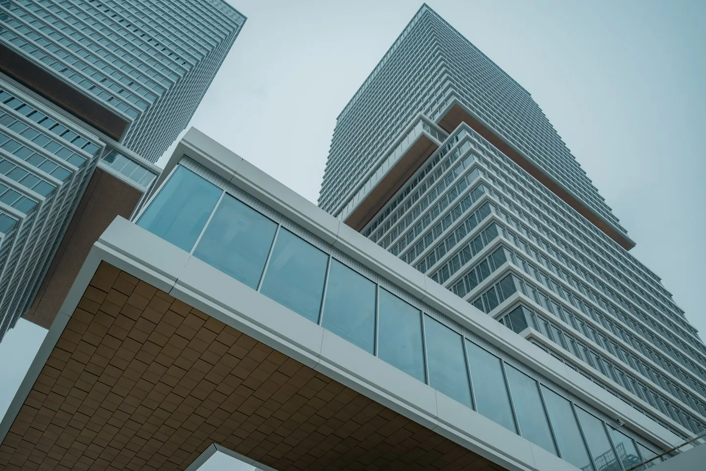 Glasfassaden eines Gewerbehochhaus-Komplexes unter bewölktem Himmel, typischer CRREM-Bürobestand