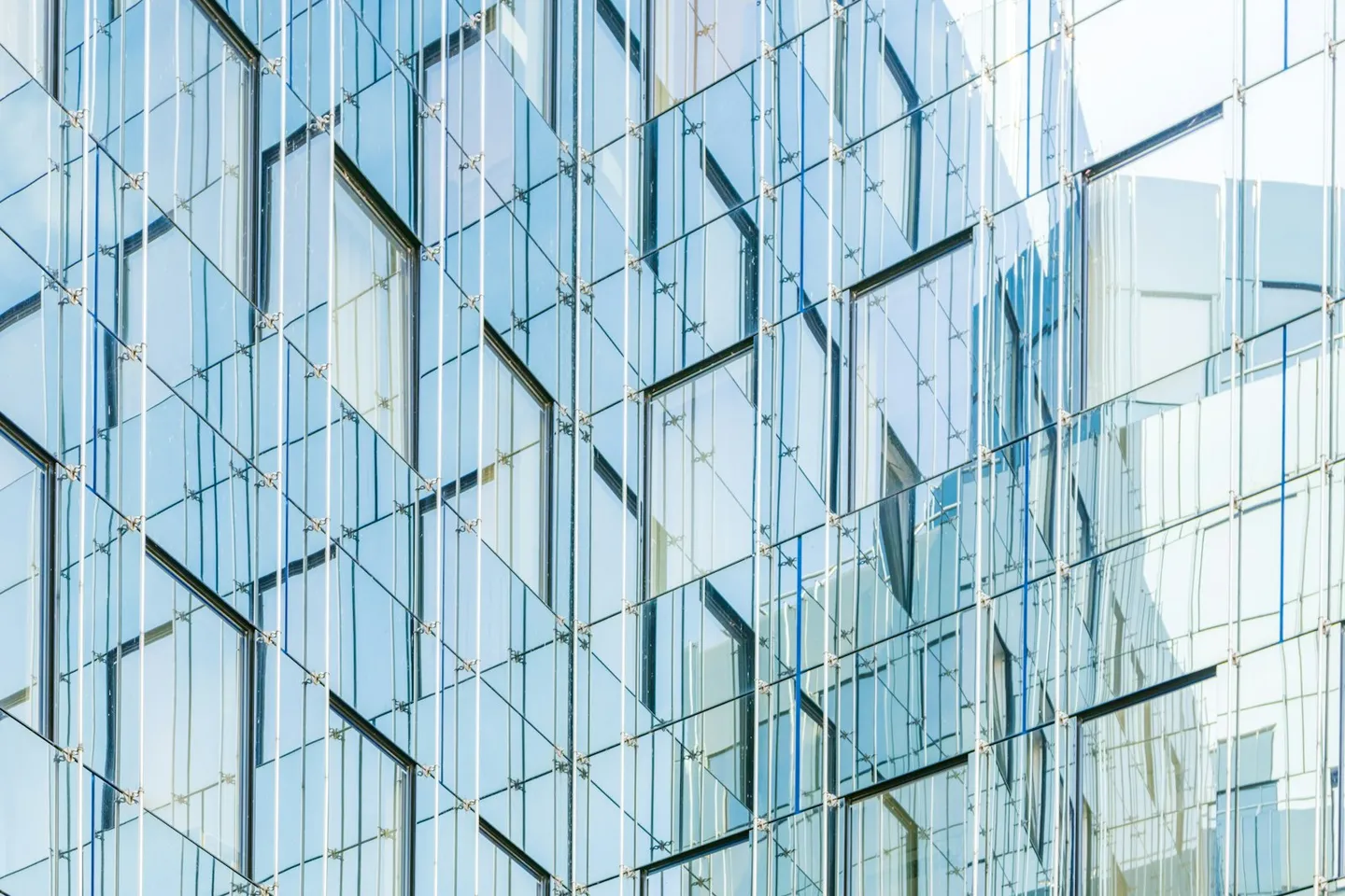 Glasfassade eines modernen Gewerbegebäudes bei klarem Himmel, typischer Nichtwohnbestand für Energiemanagement