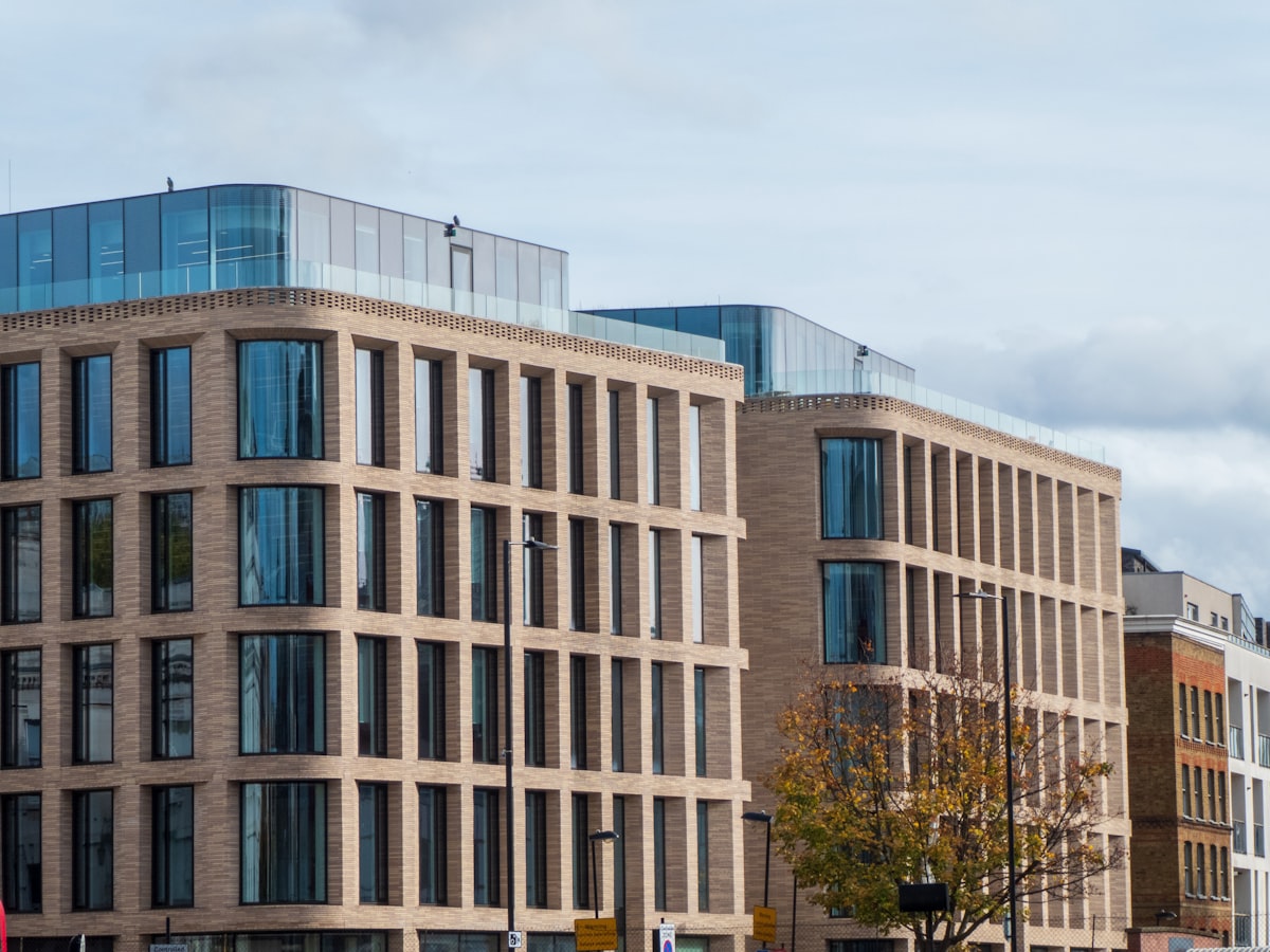 En moderne kontorbygning med glassfasade i London, representativ for det europeiske næringseiendomsmarkedet som programvare for energistyring i bygg overvåker.