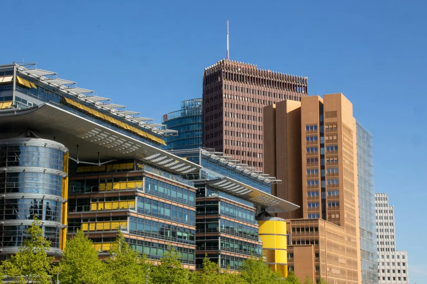 Moderne Bürogebäude am Potsdamer Platz in Berlin unter klarem Himmel, typischer deutscher Nichtwohnbestand