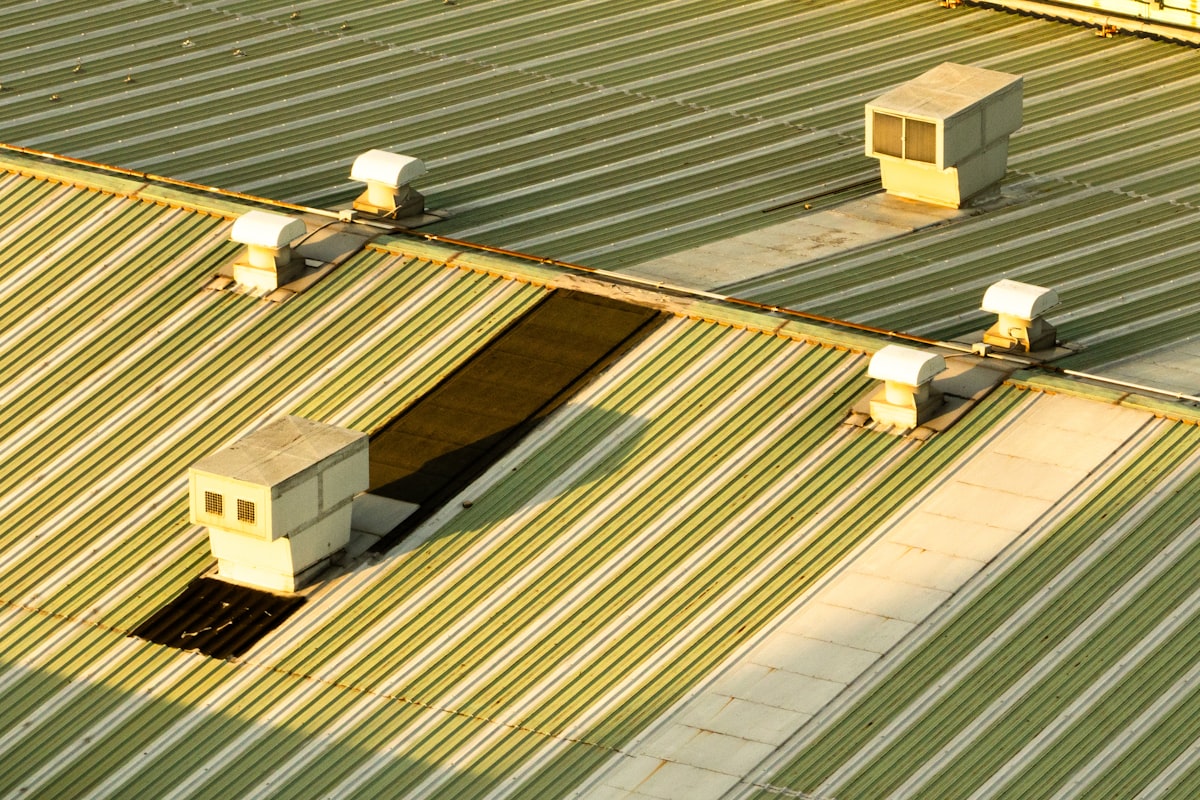 Takmonterte HVAC-ventilasjonsaggregater på taket til et næringsbygg