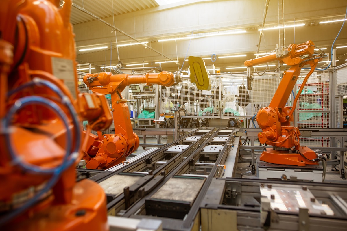 Industrielle robotarmer på en automatisert produksjonslinje