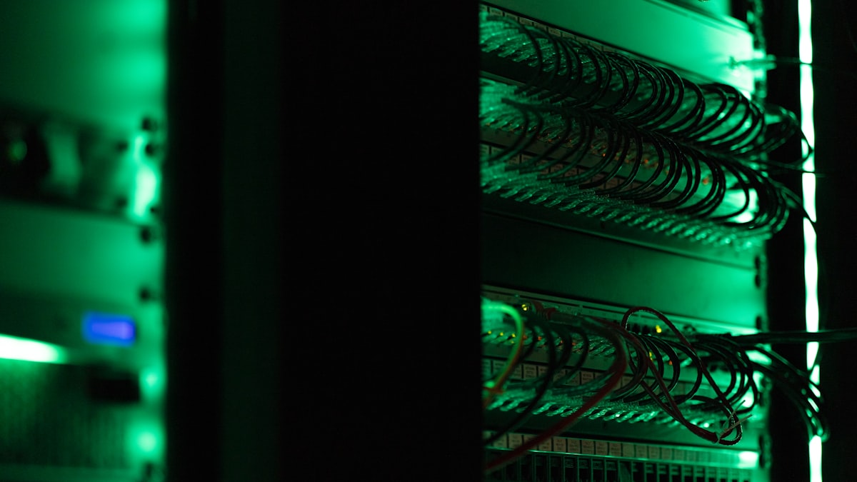 Serverrack i et mørkt datasenter